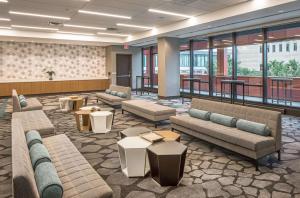 Hilton Des Moines Downtown的休息区