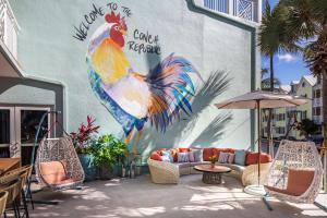 un mural de un gallo en el lateral de un edificio en The Reach Key West, Curio Collection by Hilton, en Key West