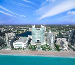 una vista aérea de una ciudad con edificios altos en The Diplomat Beach Resort Hollywood, Curio Collection by Hilton, en Hollywood