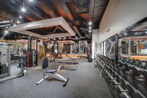 un gimnasio con pesas y equipos de ejercicio en un edificio en The Diplomat Beach Resort Hollywood, Curio Collection by Hilton en Hollywood