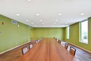 una sala de conferencias vacía con una mesa larga y sillas en Home2 Suites By Hilton Helena, en Helena 32 fotos más
