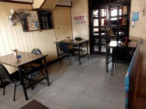 uma sala com mesas e cadeiras num restaurante em Salvatore Room With Breakfast- Train Station em Assiut