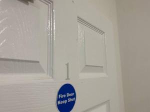 un armario blanco con una señal azul en la puerta en 221 Soho 1, en Birmingham