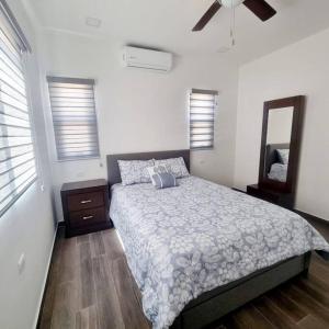 um quarto com uma cama e uma ventoinha de tecto em Colinas Casa en la Playa em Puerto Peñasco