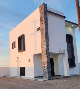 een wit gebouw met een bord aan de zijkant bij Colinas Casa en la Playa in Puerto Peñasco