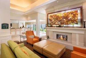 sala de estar con sofá y chimenea en Hilton Garden Inn LAX - El Segundo en El Segundo