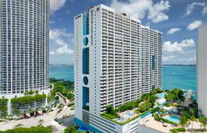 eine Luftansicht eines hohen weißen Gebäudes in der Unterkunft DoubleTree by Hilton Grand Hotel Biscayne Bay in Miami