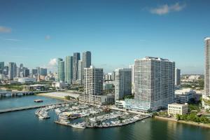 eine Luftansicht auf eine Stadt mit Yachthafen in der Unterkunft DoubleTree by Hilton Grand Hotel Biscayne Bay in Miami