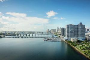 Blick auf einen Fluss in einer Stadt mit Gebäuden in der Unterkunft DoubleTree by Hilton Grand Hotel Biscayne Bay in Miami