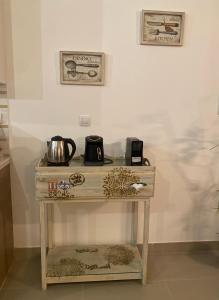 un piccolo tavolo in legno con un bollitore per il tè di Marassi Marina Residences a El Alamein