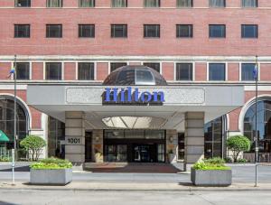 budynek hotelowy z napisem, który brzmi: w obiekcie Hilton Minneapolis w mieście Minneapolis