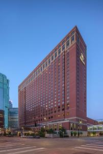 wysoki czerwony budynek z zegarem w obiekcie Hilton Minneapolis w mieście Minneapolis