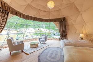 Un pat sau paturi într-o cameră la mokki STARDUST GLAMPING