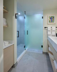 Embassy Suites by Hilton Napa Valley的一间浴室