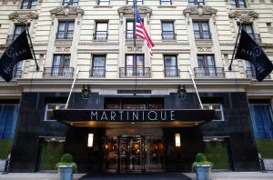 uma vista frontal do hotel Marriot em Filadélfia em Martinique New York on Broadway, Curio Collection by Hilton em Nova York