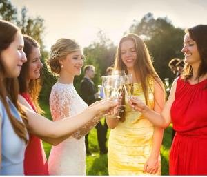 un groupe de femmes tenant des verres de champagne dans l'établissement Embassy Suites by Hilton Napa Valley, à Napa