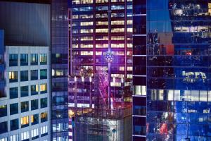Blick auf ein hohes Gebäude in der Nacht in der Unterkunft Hilton New York Times Square in New York