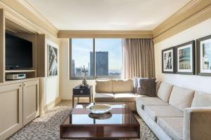 Uma TV ou centro de entretenimento em Hilton New York Times Square