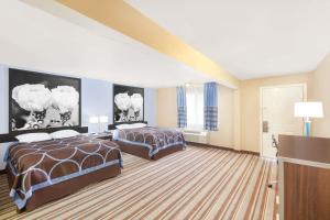 Habitación de hotel con 2 camas y TV en Super 8 by Wyndham Kingsville, en Kingsville