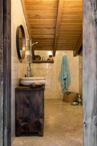 Koupelna v ubytování A Fascinating Toscana_like home in Urla