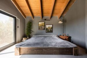Postel nebo postele na pokoji v ubytování A Fascinating Toscana_like home in Urla