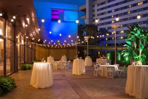 um quarto com mesas brancas, cadeiras e luzes em Hilton Orlando Lake Buena Vista - Disney Springs™ Area em Orlando