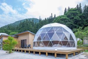 O vedere generală la munți sau o vedere la munte luată de la acest cort de lux