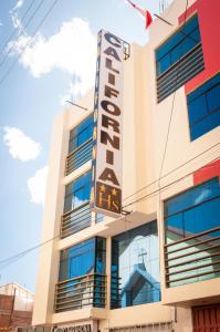 un edificio con un cartello che legge l'hotel di Hotel California a Juliaca