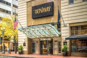 un edificio con un cartel de Dunkler en el costado en The Duniway Portland, A Hilton Hotel, en Portland