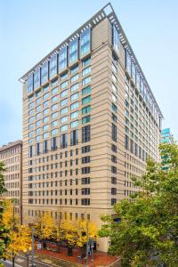 un grand bâtiment avec beaucoup de fenêtres dans l'établissement The Duniway Portland, A Hilton Hotel, à Portland