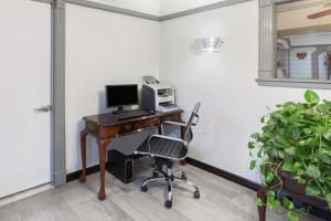 un bureau avec un bureau, un ordinateur et une chaise dans l'établissement Super 8 by Wyndham Kingsville, à Kingsville
