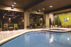 Bazén v ubytování DoubleTree by Hilton Durango nebo v jeho okolí