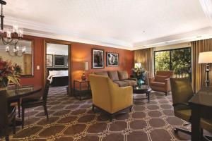 Posezení v ubytování DoubleTree by Hilton Durango