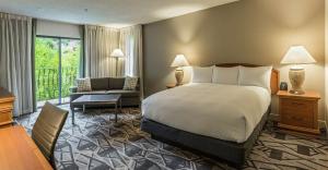 Postel nebo postele na pokoji v ubytování DoubleTree by Hilton Durango