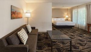 Postel nebo postele na pokoji v ubytování DoubleTree by Hilton Durango
