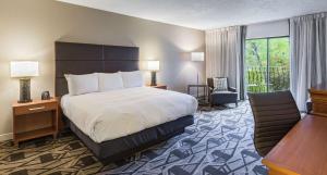 Postel nebo postele na pokoji v ubytování DoubleTree by Hilton Durango