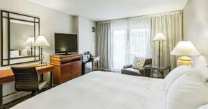 Postel nebo postele na pokoji v ubytování DoubleTree by Hilton Durango