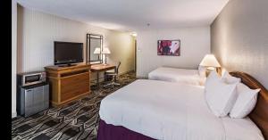Postel nebo postele na pokoji v ubytování DoubleTree by Hilton Durango