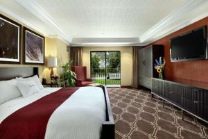 Postel nebo postele na pokoji v ubytování DoubleTree by Hilton Durango
