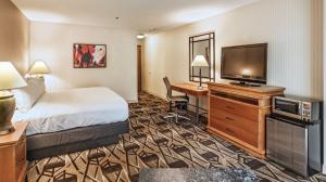 Postel nebo postele na pokoji v ubytování DoubleTree by Hilton Durango