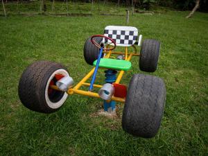 un'auto giocattolo con grandi ruote sull'erba di Forest Garden House a Monteverde Costa Rica