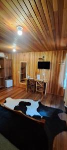 Zimmer mit Holzdecke und einem Bett. in der Unterkunft Chalés Sossego da Serra in Urubici