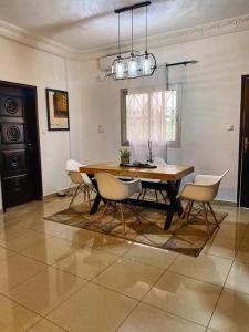 una sala da pranzo con tavolo e sedie di Roswell Luxury Properties Yaoundé - Quartier FOUDA a Yaoundé