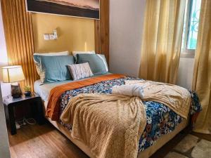 a bedroom with a large bed with blue pillows at Roswell Luxury Properties Yaoundé - Quartier FOUDA in Yaoundé