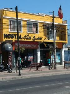 um edifício amarelo no lado de uma rua em Hostal Valle Central San Fernando, Chile em San Fernando