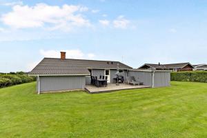 una casa con un grande cortile davanti di Fantastic View Over Venø Bay a Vinderup