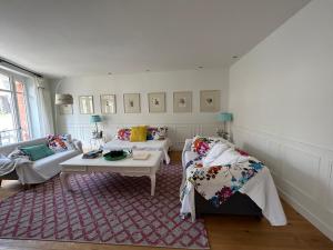 ein Wohnzimmer mit einem Sofa und einem Tisch in der Unterkunft Maison Escapade Normandie Trouville Deauville 4 chambres in Trouville-sur-Mer