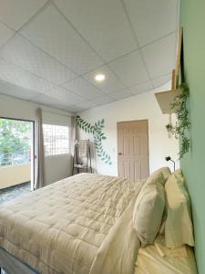 een slaapkamer met een groot bed in een kamer bij Casa Serena B&B in Nueva San Salvador