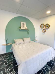 Un dormitorio con una gran cama blanca en una habitación. en Casa Serena B&B, en Nueva San Salvador 43 fotos más