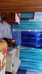 une chambre avec des stores bleus sur le mur dans l'établissement شقق للايجار, 